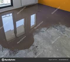floor covering with self leveling