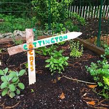 I made this diy garden sign for a friend, and it was so much fun that i made another one. 12 Diy Garden Signs Made From Trash Crafting A Green World