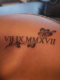 El significado de los tatuajes de números romanos se basa en interpretar correctamente los signos principales: 4 Disenos Y Tipos De Numeros Romanos Para Tatuajes Catalogo De Tatuajes Para Hombres Tatuajes Numeros Romanos Tatuaje Numeros Tatuajes Elegantes