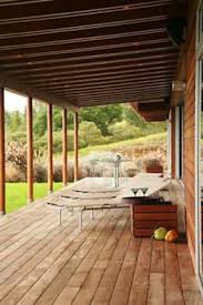 Hermosa casa blanca con techo de tejas rojas pequeña terraza. Como Construir Un Porche En Tu Terraza Revista Ferrepat