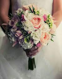 دسته گل عروس را چگونه انتخاب کنیم؟ | مجله اینترنتی لباس،مد،فشن و زیبایی زیپ
