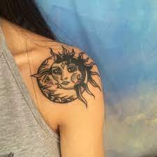 le tatouage lune et soleil et la danse