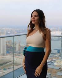 You can see her stunning body and her poses in glamour style. Premier League Chicharito S Wife Sarah Kohan Displays All For Earth Day Foto 11 De 19 Marca English