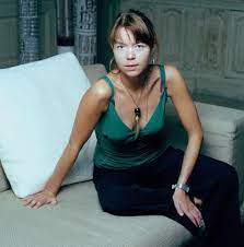 She can go from this Anna Maxwell Martin Nee Anna Martin Le 10 Mai 1977 A Beverley Est Une Actrice Anglaise Philomena Serie Enquetes Codees I Dress Fashion Slip Dress