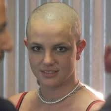 לשיאו בשנת 2007, כשהייתה רק בת 25 וכבר עם קריירה מפוארת מאחוריה. Britney Spears Shaved Her Hair Off In 2007 To Cover Up Drug Use Ex Aide