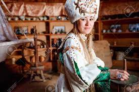 民族衣装に身を包んだシベリア諸民族の伝統的なパオ住居のかわいい若い女性の肖像画。の写真素材・画像素材 Image 54254356