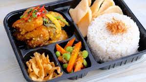 Nasi kuning box kudapan yang sering kita jumpai diacara ulang tahun,tumpengan,tasyakuran dll. Bingung Mencari Jasa Katering Untuk Berbagai Acara Inilah 10 Rekomendasi Nasi Kotak Yang Mudah Dan Praktis Dipesan Untuk Area Jakarta