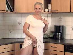 Ältere hausfrau nackt in der küche