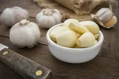 What is 1 clove of garlic?