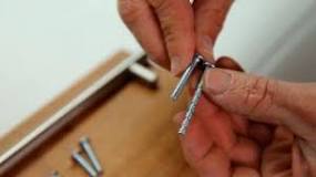¿Cómo cortar un tornillo con sierra?