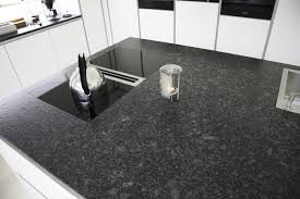 Granit arbeitsplatten sind für die küchengestaltung nicht mehr wegzudenken und es werden immer neue oberflächen entwickelt. Granit Kuchenarbeitsplatte Individuell Gefertigt Baumler Natursteine