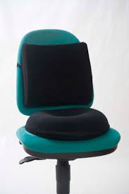 Тази синя възглавница за стол е с връзки и е изработена с ядро от силиконов пух и тази възглавница за стол с връзки представлява удобна подложка за твърди столове или табуретки. Vzglavnica Za Syadane 142 110 Medi Si