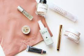 how to create a minimalist makeup bag