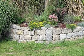 Eine bepflanzte trockenmauer kann man einfach und ohne großen aufwand selbst errichten, steine. Natursteinmauer Trockenmauer Bauen Und Mit Stauden Begrunen Bepflanzen Native Plants