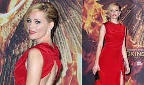 While jennifer stuck elizabeth banks stood out from the crowd in her bright orange atelier versace dress.i am obsessing over this dress. Elizabeth Banks Wows In Sexy Backless Dress At Hunger Games Premiere Celebrity News Showbiz Tv Express Co Uk
