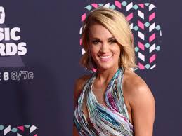 carrie underwood posed without makeup