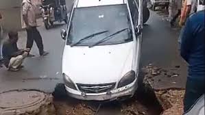 car gets stuck in sinkhole in lucknow