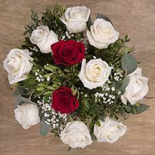Con i nostri bouquet puoi goderti una durata. Cuori E Diamanti Rose Rosse E Bianche Bouquet Di Rose Rosse Bouquet Di Rose Gialle Mazzo Di Rose