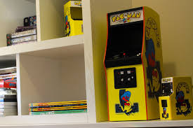 Pac man a vieilli, et pourtant il reste une icône des années 80, que ce soit pour sa silhouette jaune en forme de camembert ou le jeu. Maquina Recreativa Oficial De Pac Man A Escala 1 4 Store Bandai Namco Ent Bandai Namco Ent Tienda Oficial