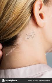 Detailní Záběr Jednoduché Ucho Tetování Mladé ženy Stock