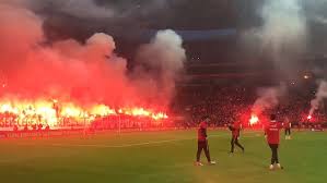 Galatasaray fans throwing flairs on the pitch while arsenal steam roll them !!!! Video Galatasaray Supporters Let Off Flares During Training Before Match Daily Mail Online