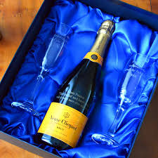 veuve clic chagne gift set with