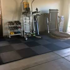 Good portable gym flooring is a staple of most avid home exercisers, especially those working out in small spaces (e.g., a bedroom, studio apartment, outdoor shed etc.). The Best Rubber Garage Gym Flooring Interlocking Tiles Vs Rolls
