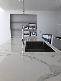 施工事例 エレガント キッチンの主役とも言える天板 その選択によって雰囲気は180度変わります 全に白を基調とした雰囲気の中にマーブル調の石種を使用する事でエレガントなイメージに 今回は同じ石を壁面のキッチンパネルにも使用する贅沢な仕様に致しま