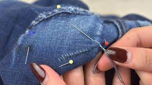 3 manières de réparer un jean troué aux cuisses