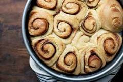 What do cinnamon rolls look like when they're done?