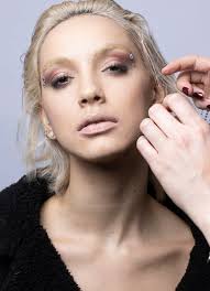 makeup courses for artists and