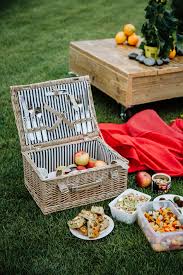 A meal eaten outdoors, as on an excursion. 5 Tipps Fur Ein Entspanntes Picknick Foodlovin