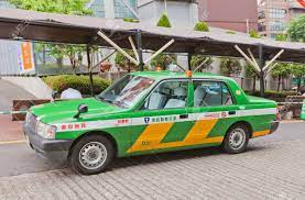 2015 年 5 月 25 日 - 東京都: 東京都で東京タワー付近緑タクシーの車の待機中のクライアント。緑のタクシーは東京無線タクシーの協力によって運営されての写真素材・画像素材  Image 42365816