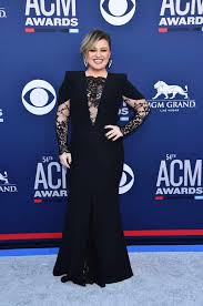 kelly clarkson s stylist is fed up with