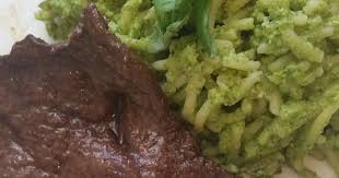 tallarines verdes con bistec green