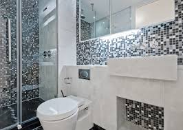 Sebagai gantinya kamar mandi yang memiliki desain modern dan minimalis biasanya lebih memilih menggunakan shower. Contoh Desain Kamar Mandi Dengan Keramik Mozaik Best Bathroom Tiles Bathroom Tile Designs Small Bathroom Remodel