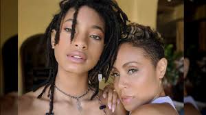 Willow, who is a singer, got her singing ability from her mom and got her flow from dad. Willow Smith S Transformation Is Seriously Turning Heads Youtube