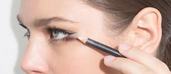 The phrase bedroom eyes refers to a glance or look given by one person to another to suggest a romantic or sexual desire. Marilyn Monroe Eyeliner Trick How To Draw A New Cat Eye
