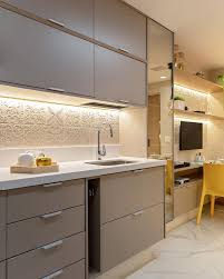 Os tons neutros ampliam o espaço Cozinha Estreita Neutra E Amarela Com Mesa Encostada Na Parede E Banco Antes E Depois Decor Salteado