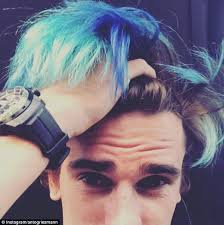 Antoine griezmann says he will refuse to cut his hair even if barcelona demand him to change it. Barcelona Superstar Neymar Mocks Antoine Griezmann S Hair Daily Mail Online