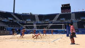 Por otro lado, desde 1996 se unió al programa olímpico el voleibol de playa, una variación al deporte original, que consiste solamente de dos . Evibm0 Kuysv5m
