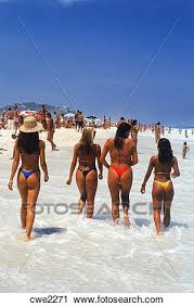 Resultado de imagem para mulheres da praia de  ipanema imagens