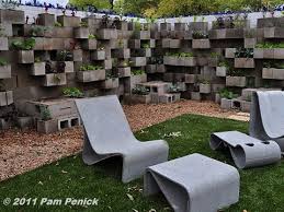 Construção de muros verdes com blocos de concreto não exige impermeabilização. Jardins Em Blocos De Concreto Dicas De Arquitetura