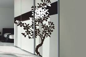 Английски стил стикер за стена дърво подходящ и за подреждане на снимки.създава уютна атмосфера във вашия дом почистете повърхността добре и залепете стикера. Drvo S Cvetove Stikeri Za Stena