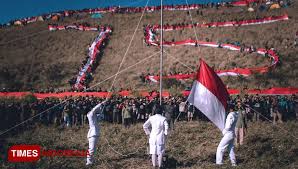 Gunung lawu jawa tengah 1. Komunitas Pecinta Alam Bentangkan Bendera 1200 Meter Di Puncak Gunung Penanggungan Times Indonesia