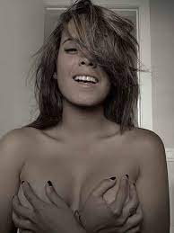 Imágenes del día: el impactante desnudo de Gloria Camila que ha logrado su  récord en un minuto