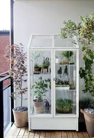 You have to buy an ikea socker greenhouse or you can use glass terrarium. 31 Maneras Inteligentes De Decorar Tu Espacio Exterior Indoor Greenhouse Small Balcony Ideas Diy Greenhouse