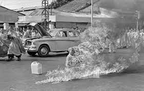 Born lâm văn túc) was a vietnamese mahayana buddhist monk who burned himself to death at a busy saigon road intersection on 11 june 1963. File Thich Quáº£ng Ä'á»©c Self Immolation Jpg Wikipedia