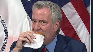 New York City mayor Bill de Blasio eats ...
