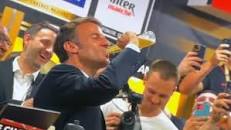 VIDÉO. Emmanuel Macron boit une bière cul sec dans le ...